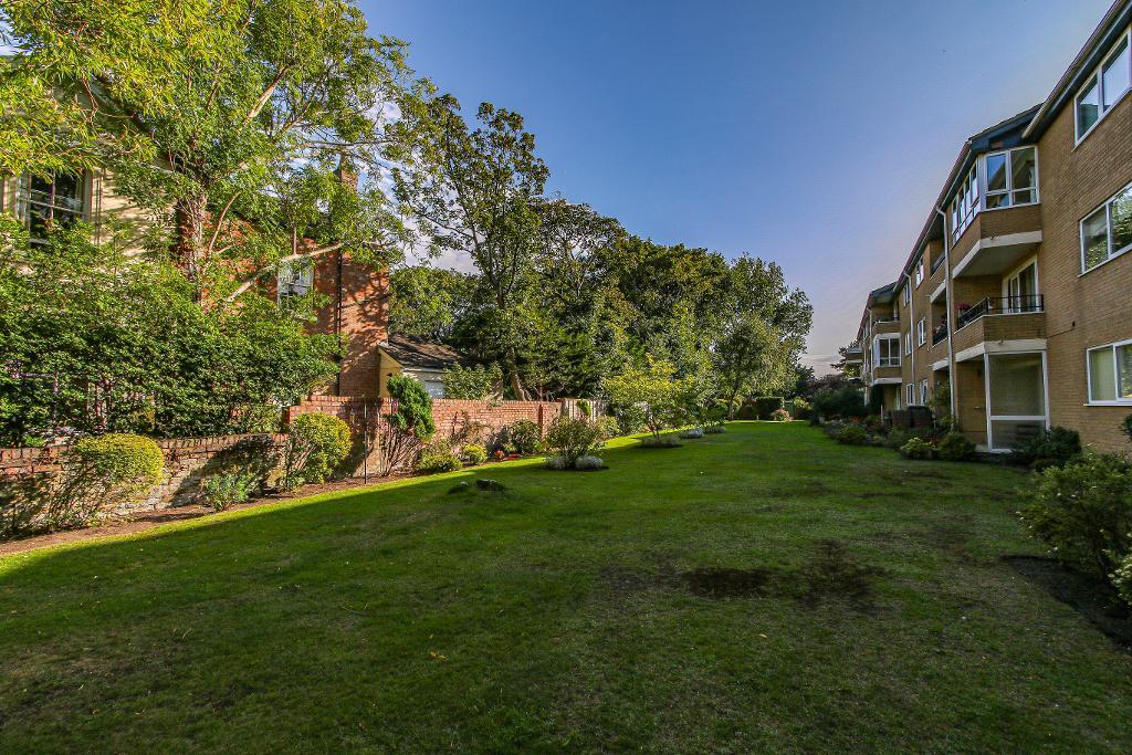 2 Bedroom Apartment For Sale in Lulworth Road, Birkdale, Southport