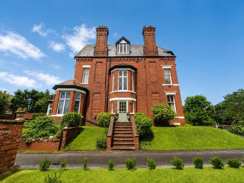 Lulworth Road, Birkdale, Southport, Merseyside, PR8 2JN